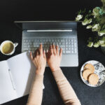 Mujer buscando información sobre estética en su ordenador