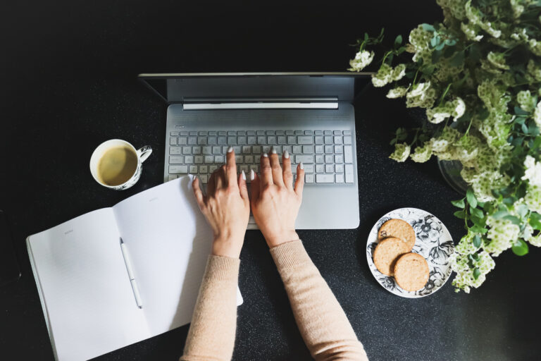 Mujer buscando información sobre estética en su ordenador